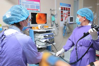 Nuốt viên thuốc còn nguyên vỏ, bệnh nhân phải phẫu thuật nội soi gắp dị vật
