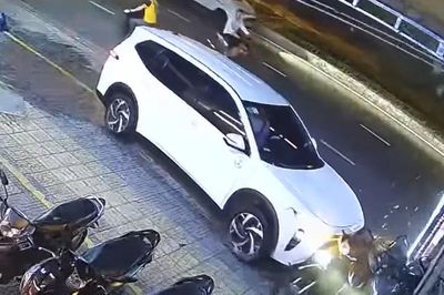 Thót tim cảnh ô tô 7 chỗ lao lên vỉa hè, húc loạt xe máy