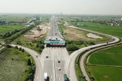 Cảnh sát giao thông lái mẫu, chỉ cách 'chuyển làn, vượt xe' trên cao tốc