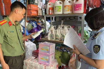 Liên tiếp phát hiện, xử phạt các cơ sở kinh doanh hàng nhập lậu tại Hà Nội
