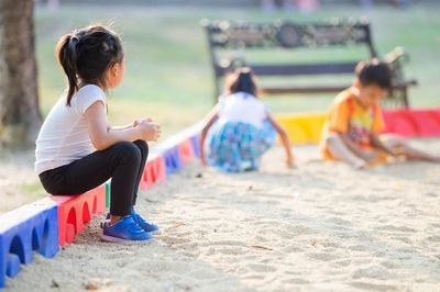 Những đứa trẻ phải học cách lờ đi tổn thương của chính mình