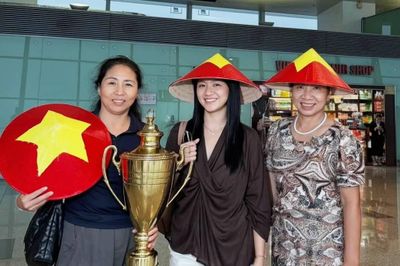 Vợ Xuân Son, gia đình Xuân Mạnh sang Thái Lan cổ vũ tuyển Việt Nam