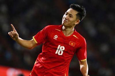 Thái Lan 0-2 Việt Nam: Hai Long, Quang Hải tỏa sáng