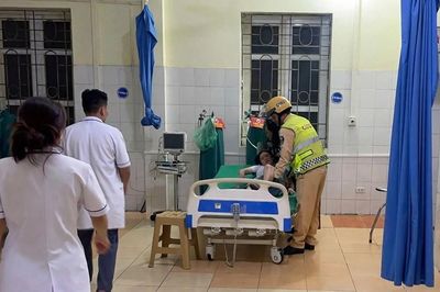 CSGT Điện Biên dùng xe chuyên dụng đưa người bị rắn cắn đi cấp cứu