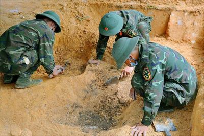 Phát hiện hài cốt liệt sĩ cùng nhiều di vật trong quá trình đào công sự ở phường Kon Tum