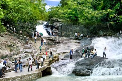 Bắc Ninh kiên quyết xử lý tình trạng đeo bám, chèo kéo khách du lịch