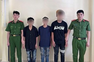 Khởi tố 3 thanh niên vác kiếm đánh người, cướp tài sản