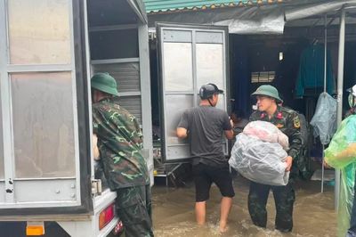 Kịp thời hỗ trợ tiểu thương chợ Giếng Vuông sơ tán hàng hóa