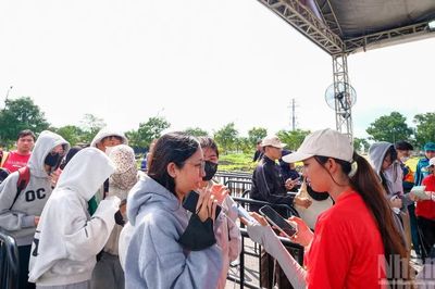 [Ảnh] Đội nắng xếp hàng, người trẻ chờ vé 'Tổ quốc trong tim'