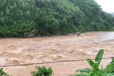 [Video] Nhiều nhà dân ở Bắc Ninh bị cô lập, giao thông chia cắt do mưa lũ bão số 4