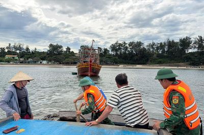 Bộ đội Biên phòng hỗ trợ cứu kéo tàu cá mắc cạn