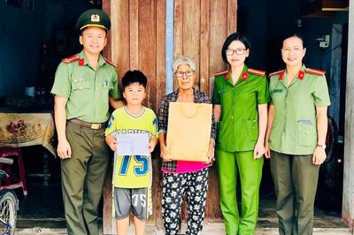 Công an xã trở thành 'người bạn' của học sinh khó khăn