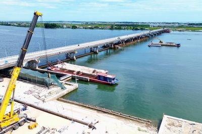 Cận cảnh công trường sửa chữa đập Thảo Long giữa sông Hương