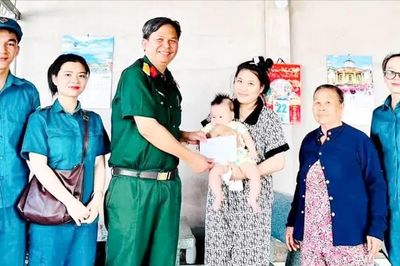 'Người mẹ đỡ đầu' mang màu áo lính