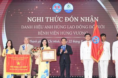 Bệnh viện Hùng Vương đón nhận danh hiệu Anh hùng Lao động