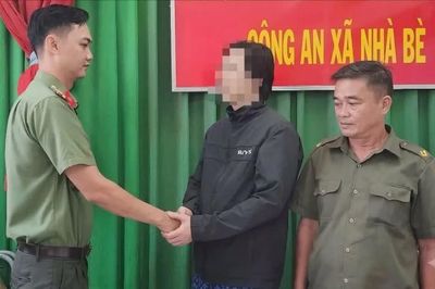 Cứu kịp thời một người Hàn Quốc nhảy sông tự tử