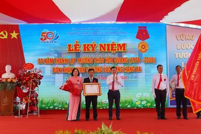 Trường THCS Hòa Quang đón nhận Huân chương Lao động hạng Ba
