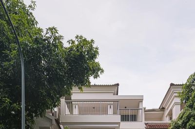 Cải tạo căn nhà liền kề hơn 20 năm tuổi dành không gian cho hội họa