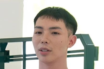 Erik liên tục phải xin lỗi