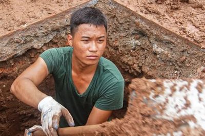 Giữa nắng mưa, những người lính tìm lại tên đồng đội