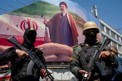 Mỹ - Iran khẩu chiến căng thẳng trước hạn chót trừng phạt