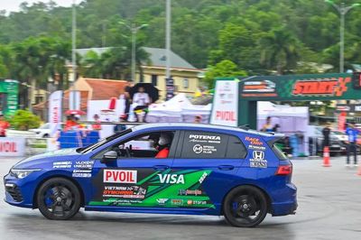 Đội mưa xem 25 tay đua ô tô Gymkhana tranh chức vô địch ở Thanh Hóa