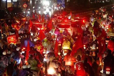 Biển người đổ xuống đường mừng tuyển Việt Nam quật ngã Thái Lan 2-0