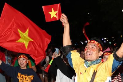 Cổ động viên trên Phố đi bộ Nguyễn Huệ bùng nổ với 2 bàn thắng vàng của tuyển Việt Nam