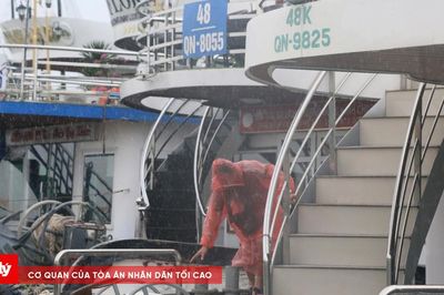 Tàu du lịch Quảng Ninh chằng néo ứng phó bão số 4