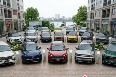 Xe hybrid ngày càng hút khách, các hãng nhanh chóng nhập cuộc đua sau Toyota