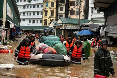 Mưa ngập tới bụng, hơn 800 tiểu thương chợ đầu mối hối hả cứu hàng