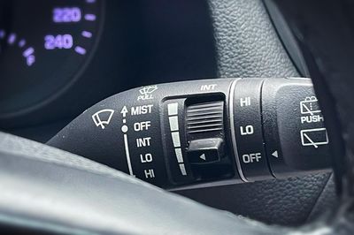 Ý nghĩa của những ký hiệu trên công tắc gạt mưa ô tô mà nhiều tài xế chưa biết