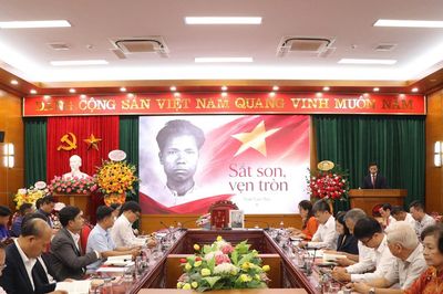 Tiếp nhận nhiều hiện vật do gia đình của cố lão thành Cách mạng Trần Văn Mạc hiến tặng