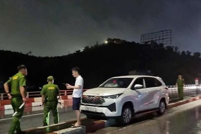 Ô tô đi ngược chiều trên cầu Bãi Cháy vì tài xế muốn đi hát karaoke