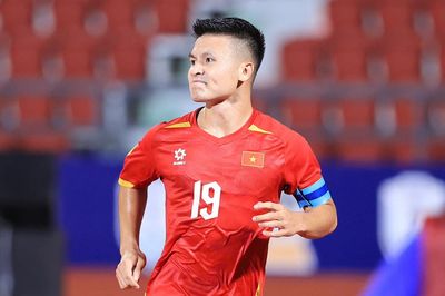 Video Quang Hải ghi tuyệt phẩm cho tuyển Việt Nam