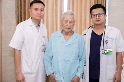 Cụ ông 100 tuổi tự đứng dậy đi lại sau bơm xi măng sinh học cột sống