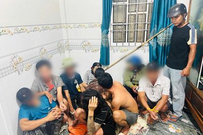 Đột kích 'ổ' đánh bạc ăn tiền trong phòng kín ở Nhu Gia