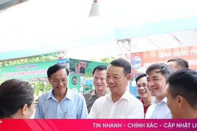 Chủ tịch UBND tỉnh Hà Tĩnh tham quan hội chợ sản phẩm công nghiệp nông thôn tiêu biểu