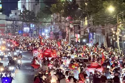 Người hâm mộ đổ ra đường mừng chiến thắng của đội tuyển Việt Nam