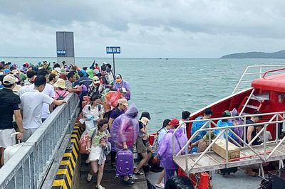 Bão số 4 áp sát, các địa phương ven biển khẩn trương dựng 'lá chắn'