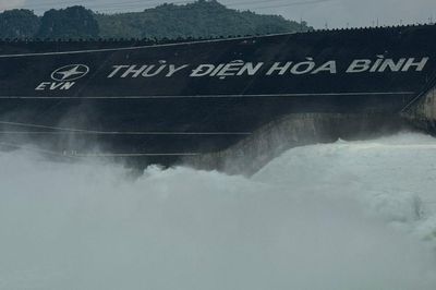 Yêu cầu đóng 1 cửa xả đáy hồ thủy điện Hòa Bình