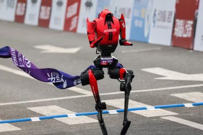 Robot hình người chạy 100 m trong 9,32 giây, nhanh hơn kỷ lục 17 năm của Usain Bolt