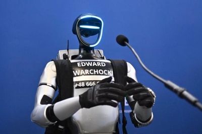 Robot 1,2 mét trở thành influencer đình đám có hàng triệu fan