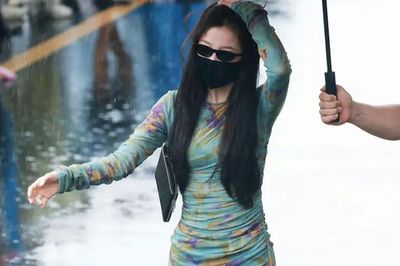 Ngu Thư Hân diện đầm ôm sát, khoe dáng quyến rũ