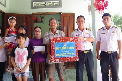 Lữ đoàn 146 động viên con đỡ đầu trước thềm năm học mới
