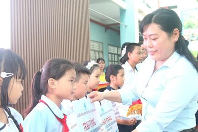 Món quà nghĩa tình tiếp sức học sinh, sinh viên bước vào năm học mới