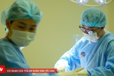 Bé trai 4 tuổi bị mảnh kính bể cá ghim vào đầu