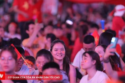 Người dân TP.HCM xuống đường ăn mừng chiến thắng