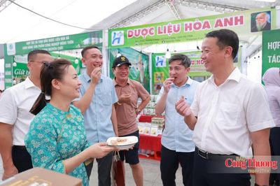 Chủ tịch Hà Tĩnh tham quan Hội chợ sản phẩm công nghiệp nông thôn tiêu biểu