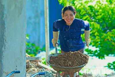 Những “bóng hồng” trên công trường xây dựng trường học nơi biên giới